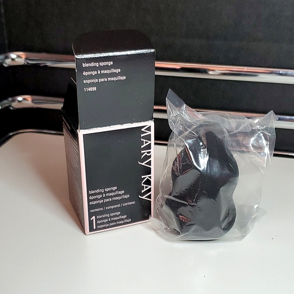 NEW Mary Kay Blending Sponge (in box) - Picture 2 of 5